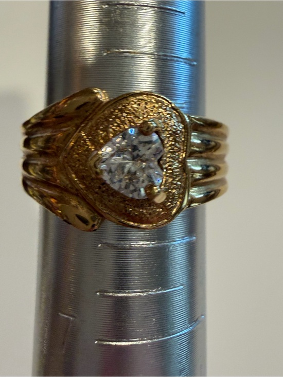 Source Unknown Jewelry - Gold Tone Heart Ring with Clear Heart Stone Size 6 Vintage